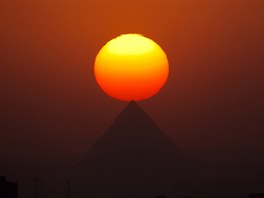 NEKROPOLIS. Slunce zapadá za pyramidami v Gíze. Na náhorní ploin nad...