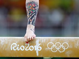 Detail nohy novozélandské gymnastky Courtney McGregorové pi cviení na kladin.