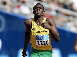 Usain Bolt v rozbhu na 200 metr na olympijských hrách v Aténách.