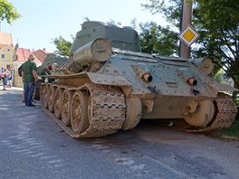 Tank T-34 je pipraven na vjezd na slavonick Nmst Mru.