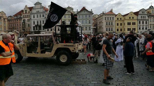 Policie ukonila akci odprc islmu na Staromstskm nmst. Zinscenovan okupace Prahy Islmskm sttem vyvolala mezi turisty paniku.