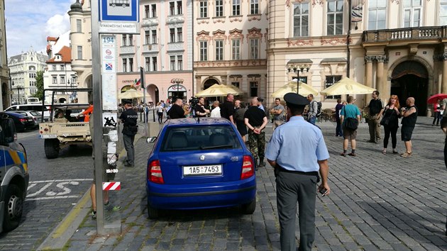 Policie ukonila akci odprc islmu na Staromstskm nmst. Zinscenovan okupace Prahy Islmskm sttem vyvolala mezi turisty paniku.