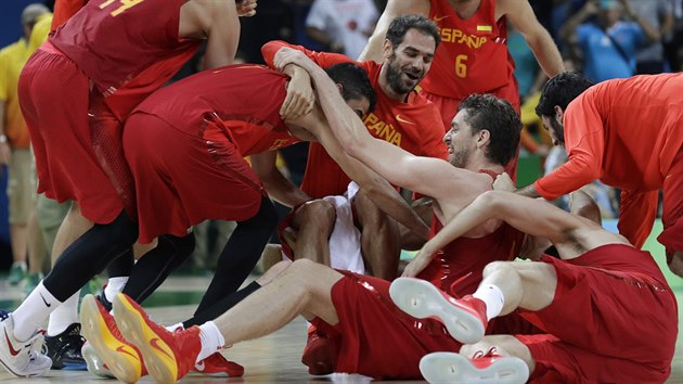 panlt basketbalist v euforii. Prv zskali bronzov olympijsk medaile.