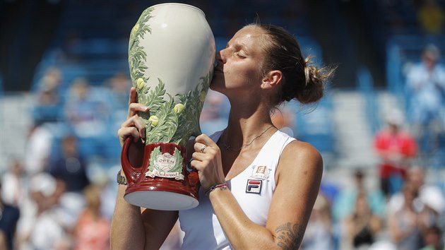 Karolna Plkov lb svoj dosud nejcennj turnajovou trofej, kterou zskala na turnaji v Cincinnati.