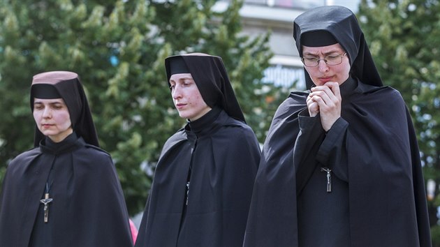 Asi ti destky lid proly Prahou v prvodu za Jee, rodinu a morln hodnoty a proti homosexulm. Akci zejmna v nvaznosti na pochod Prague Pride uspodal Byzantsk katolick patriarcht (20.8.2016).