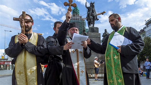 Asi ti destky lid proly Prahou v prvodu za Jee, rodinu a morln hodnoty a proti homosexulm. Akci zejmna v nvaznosti na pochod Prague Pride uspodal Byzantsk katolick patriarcht (20.8.2016).