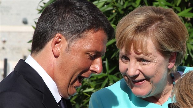 Italský premiér Matteo Renzi a nmecká kancléka Angela Merkelová pi debat o...