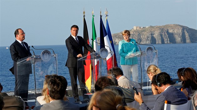 Francouzsk prezident Franois Hollande, nmeck kanclka Angela Merkelov a italsk premir Matteo Renzi pi tiskov konferenci na letadlov lodi Garibaldi (22. srpna 2016)