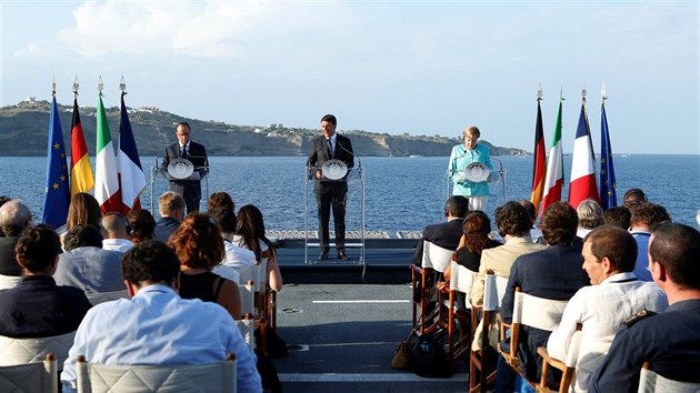 Francouzsk prezident Franois Hollande, nmeck kanclka Angela Merkelov a italsk premir Matteo Renzi pi tiskov konferenci na letadlov lodi Garibaldi (22. srpna 2016)