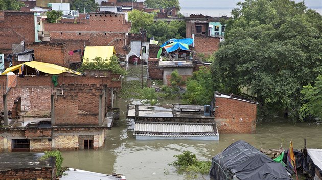 Domy v zatopen tvrti indickho Ilhbdu zstvaj pod vodou (23. srpna 2016)