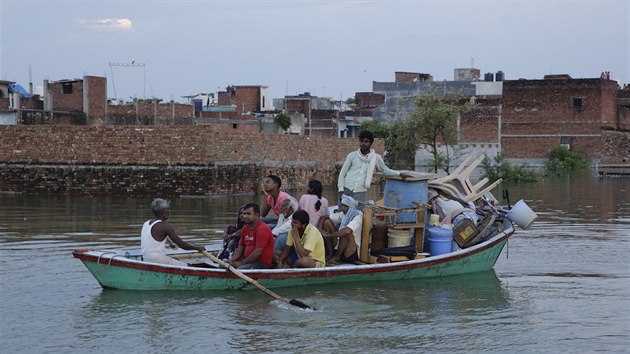 Obyvatel indickho Ilhbdu utkaj ped rozvodnnou Gangou (23. srpna 2016)