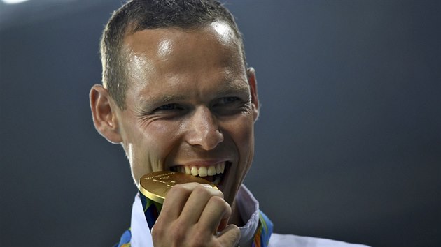 SLOVENSK ZLATO. Matej Tth ze Slovenska pevzal na vod atletickho veernho programu zlatou medaili za vtzstv v chodeckm maratonu.