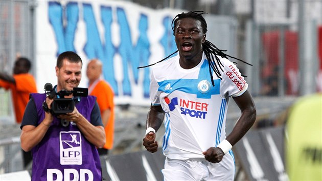 JE TAM! Bafetimbi Gomis z Marseille slav branku v utkn s Lorientem.