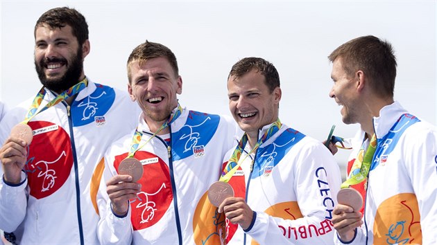 SMVY. tykajak ve sloen (zleva) Josef Dostl, Luk Trefil, Daniel Havel a Jan trba zskal na olympijskch hrch bronz.
