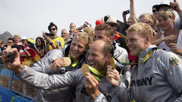 SELFIE. Nmeck tykajak ve sloen Max Rendschmidt, Tom Liebscher, Max Hoff a Marcus Gros se po vtznm olympijskm zvodu fotil s fanouky.