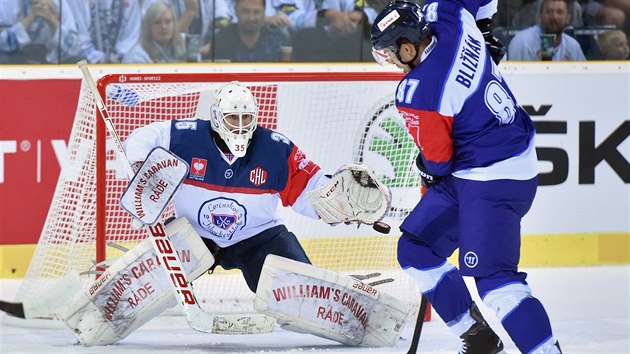 adujc extraligov mistr Liberec hrl v hokejov Lize mistr proti norskmu IK Lrenskog. Na snmku jsou libereck Mrio Blik a brank soupee Jeff Jakaitis.