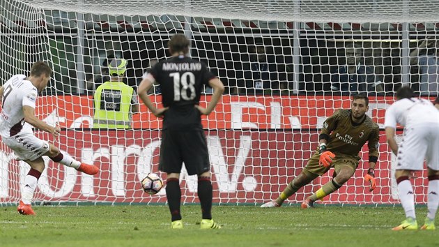 Brank AC Miln Gianluigi Donnaurumma chytil v posledn minut penaltu Andreovi Balottimu z Turna a zachrnil tm vtzstv svho tmu.