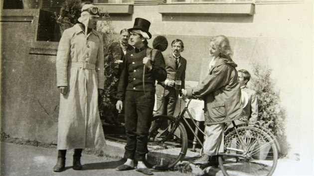 Ji Schmitzer (vlevo) si v Postiinch zahrl sprvce pivovaru, Petr epek lena sprvn rady a Magda Vryov pan sprvcovou.