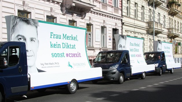 Strana Svobodnch vyslala do praskch ulic pojzdn billboardy, kter hlsaj "Frau Merkel, kein Diktat, sonst #czexit (25. srpna 2016).