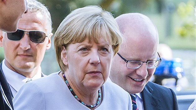 Angela Merkelov dorazila k arelu VUT, provz ji premir Bohuslav Sobotka, vicepremir Pavel Blobrdek a pivtla ji rektor koly Petr Konvalinka (25. srpna 2016).
