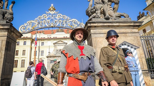 Na Hradanskm nmst jsou odrci Merkelov. Jeden je obleen jako hustia, druh m uniformu svobodnka z prvn republiky (25. srpna 2016).