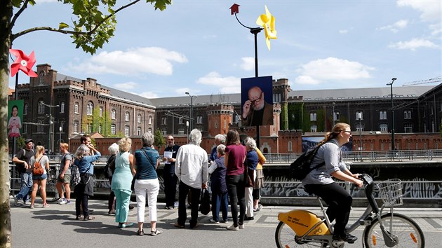 Turist ve tvrti Molenbeek bhem komentovan prochzky (13. srpna 2016)