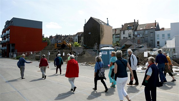 Turist ve tvrti Molenbeek bhem komentovan prochzky (13. srpna 2016)