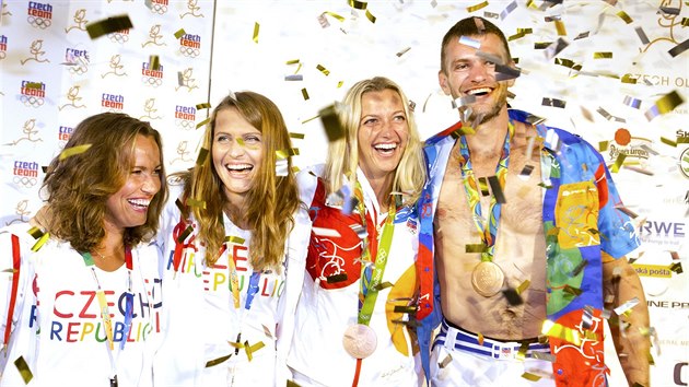 DOBOJOVNO. Tenistky Barbora Strcov, Lucie afov, Petra Kvitov a skifa Ondej Synek slav svoje bronzov medaile v eskm dom s fanouky.