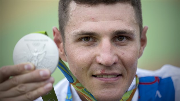 Jaroslav Kulhav pzuje se stbrnou olympijskou medail ze zvodu horskch kol v Rio de Janeiru. (21. srpna 2016)