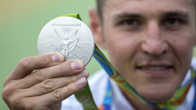 Jaroslav Kulhav pzuje se stbrnou olympijskou medail ze zvodu horskch kol...