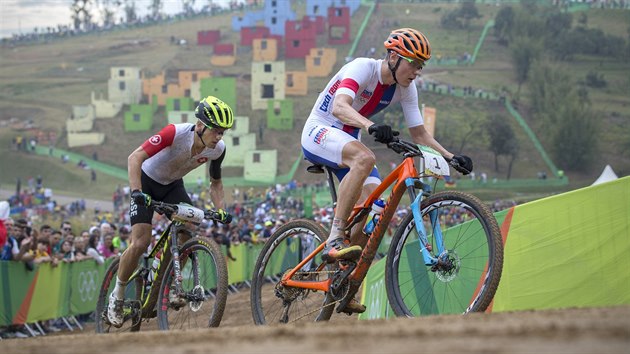 esk cyklista Jaroslav Kulhav (vpravo) a vcar Nino Schurter v olympijskm zvodu horskch kol v brazilskm Riu (21. srpna 2016)