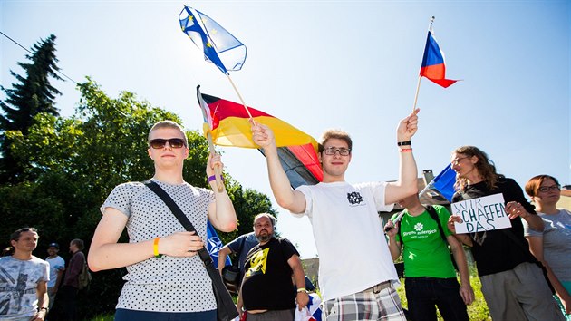 Pznivci nmeck kanclky Angely Merkelov na Evropsk ulici v Praze (25. srpna 2016)