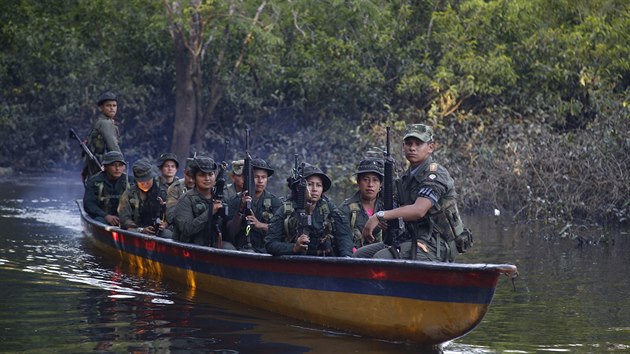 Kolumbij povstalci z FARC hldkujc na ece Mecaya v dungli Putumayo