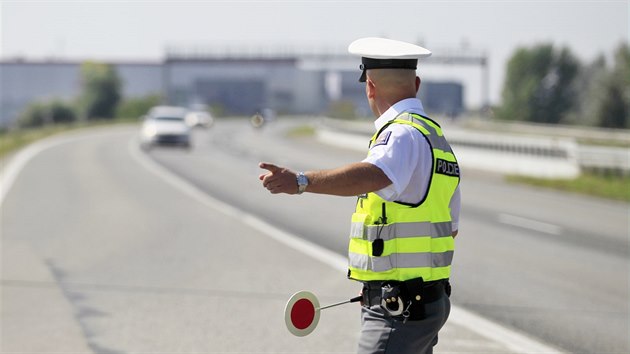 Na konci przdnin, kdy se lid vrac z dovolench dom, vyrazili policist na etn kontroly.