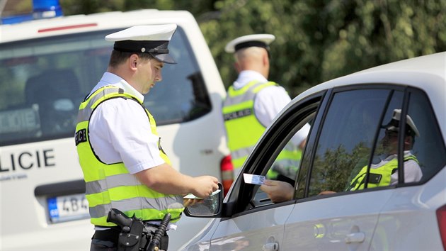 Na konci przdnin, kdy se lid vrac z dovolench dom, vyrazili policist na etn kontroly.