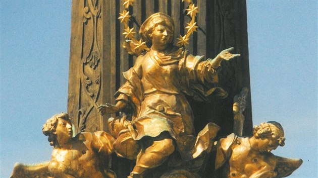 Souso Nanebevzet Panny Marie na sloupu Nejsvtj Trojice v Olomouci. Vyroben je z mdnho plechu zlacenho v ohni. Na vku m 3,5 metru.