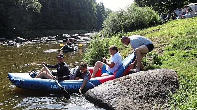 ada lid dala letos ped dovolenou v zahrani pednost strven volnho asu v tuzemsku. Napklad do kempu Stvoidla na ece Szav tak letos dorazila spousta turist i pesto, e dopravu k ece ztuje oprava nedalek eleznin trati.