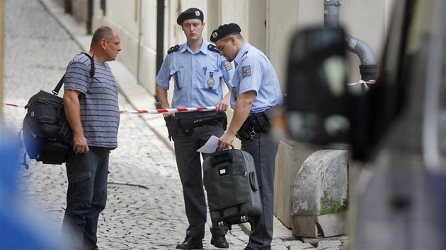 Kvli podezelmu kufru (na snmku v ruce policisty), k nmu se nikdo nehlsil, musel bt evakuovn jihlavsk magistrt. Odloen zavazadlo prohldl pyrotechnik, kter shledal, e nen nim nebezpen.