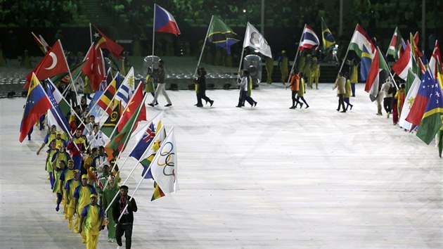 Vlajkonoi pichz na plochu pi zvrenm ceremonilu na olympid v Riu de Janeiru. Vzadu nese eskou vlajku kajak Josef Dostl.