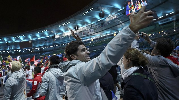 Olympionici si pi zvrenm ceremonilu poizovali selfie.