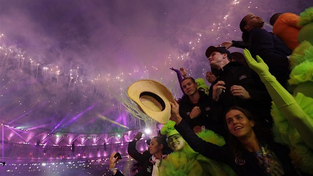 Umlci a francouzt sportovci si uvaj zvren ceremonil, kter ukonil olympidu v Riu de Janeiru.