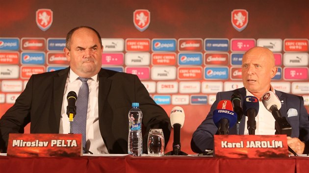 Pedseda fotbalov asociace Miroslav Pelta a trenr reprezentace Karel Jarolm odpovdaj na otzky novin (25. srpna 2016).