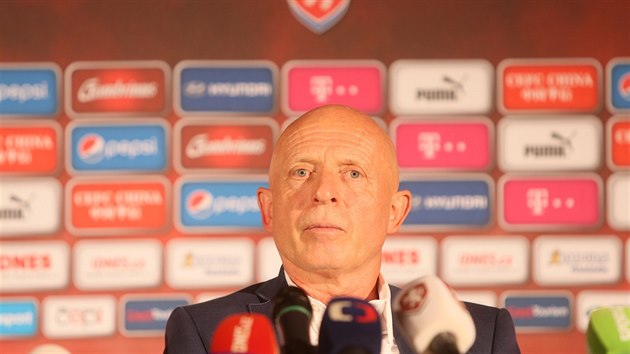 Trenr fotbalov reprezentace Karel Jarolm poslouch na tiskov konferenci otzku jednoho z novin (25. srpna 2016).