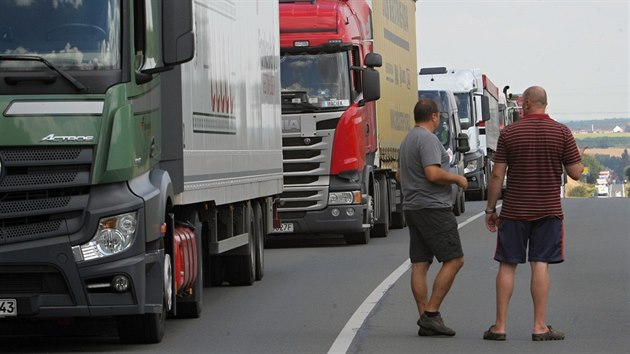 Pi stetu osobnho vozu a cisterny u Stodu na Plzesku zahynul jeden lovk. (24. srpna 2016)