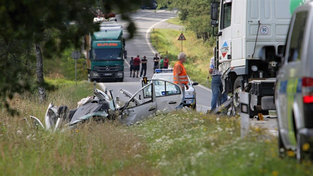 Pi stetu osobnho vozu a cisterny u Stodu na Plzesku zahynul jeden lovk. (24. srpna 2016)