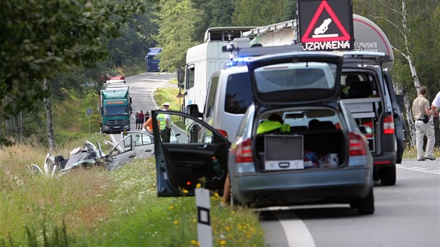 Pi stetu osobnho vozu a cisterny u Stodu na Plzesku zahynul jeden lovk. (24. srpna 2016)