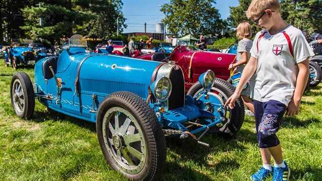 Zvod a pehldka voz Bugatti je u 6 let soust vodnho dne Barum Czech Rally Zln.