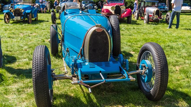 Zvod a pehldka voz Bugatti je u 6 let soust vodnho dne Barum Czech Rally Zln.