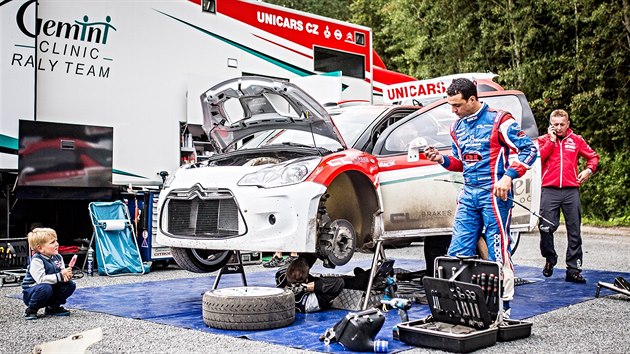 Francouzsk jezdec Bryan Bouffier pi testovn auta ped leton Barum Czech Rally Zln.