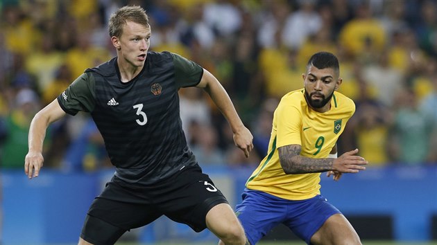 Nmeck fotbalista Lukas Klostermann (vlevo) v souboji s Brazilcem Gabrielem...